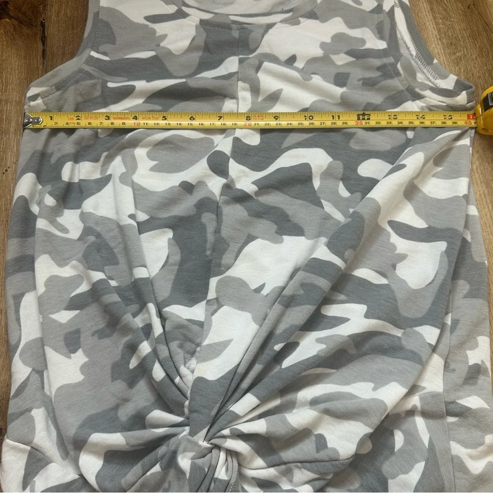 Cable & Gauge White & Gray Camo Blouse Size Small